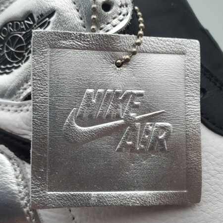 Wmns Air Jordan 1 Retro High OG 'Silver Toe'